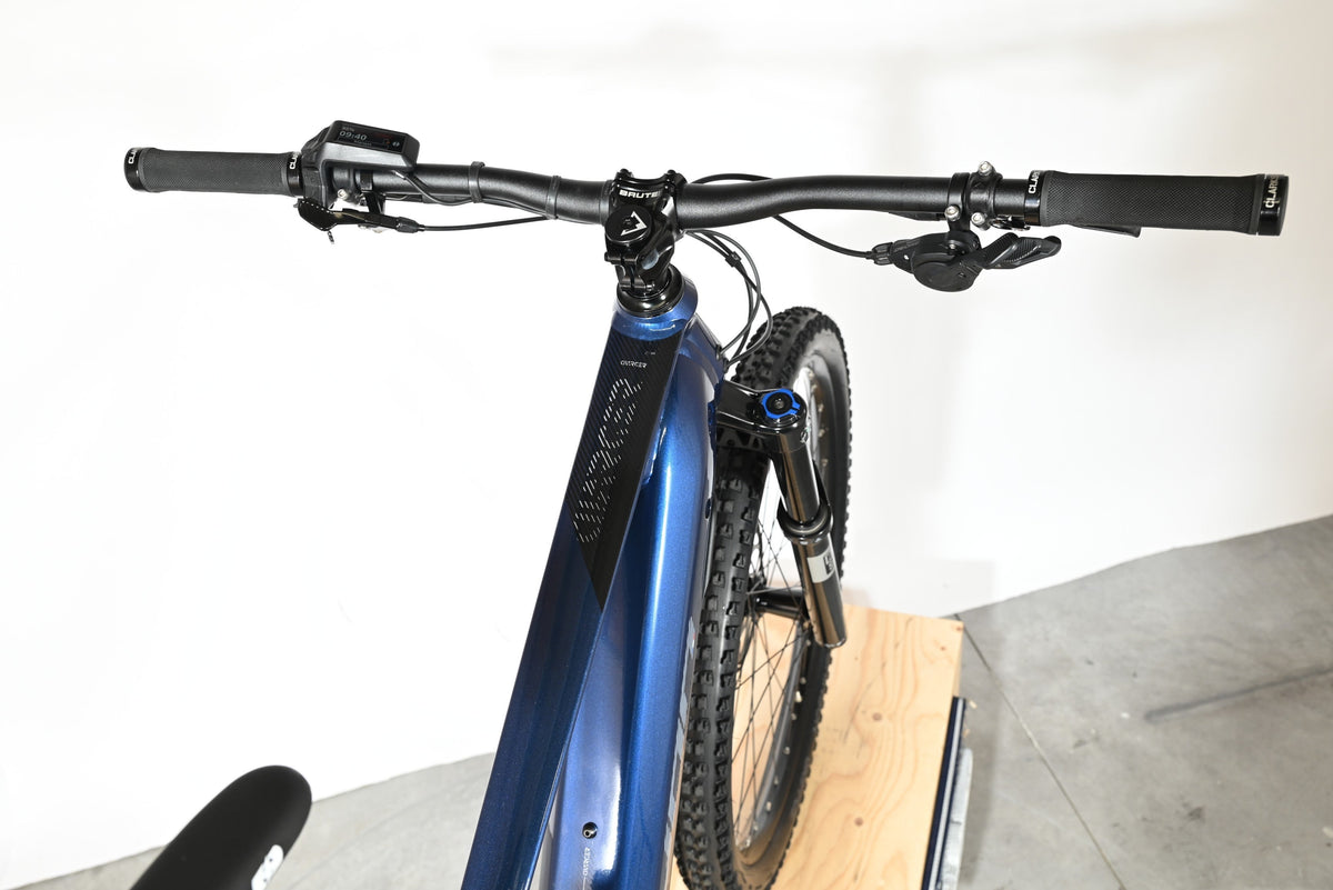 Vue plongeante du guidon et cadre bleu du vélo électrique Sunn Charger S1 2025 chez Loop Sports