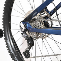 Gros plan sur la transmission et la roue arrière du vélo électrique Loop Sports Sunn Charger S1 bleu