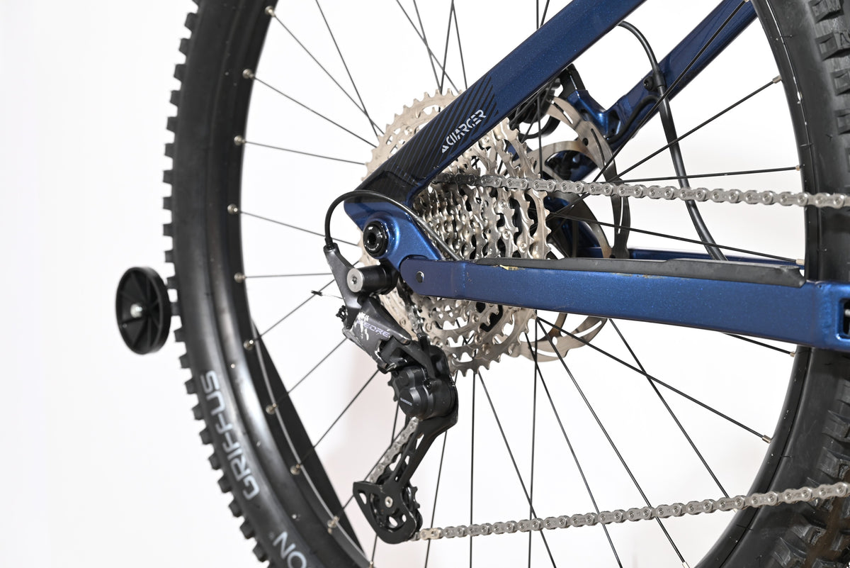 Gros plan sur la transmission et la roue arrière du vélo électrique Loop Sports Sunn Charger S1 bleu