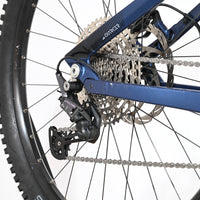 Gros plan sur la transmission arrière et le dérailleur Shimano Deore du vélo électrique Sunn Charger S1 Loop Sports