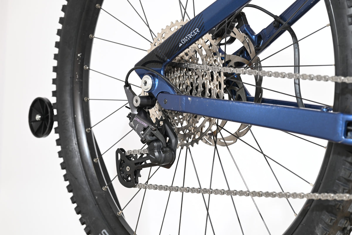 Gros plan sur la transmission arrière et le dérailleur Shimano Deore du vélo électrique Sunn Charger S1 Loop Sports