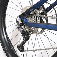Gros plan sur la transmission arrière et le dérailleur Shimano Deore du vélo électrique Sunn Charger S1 Loop Sports