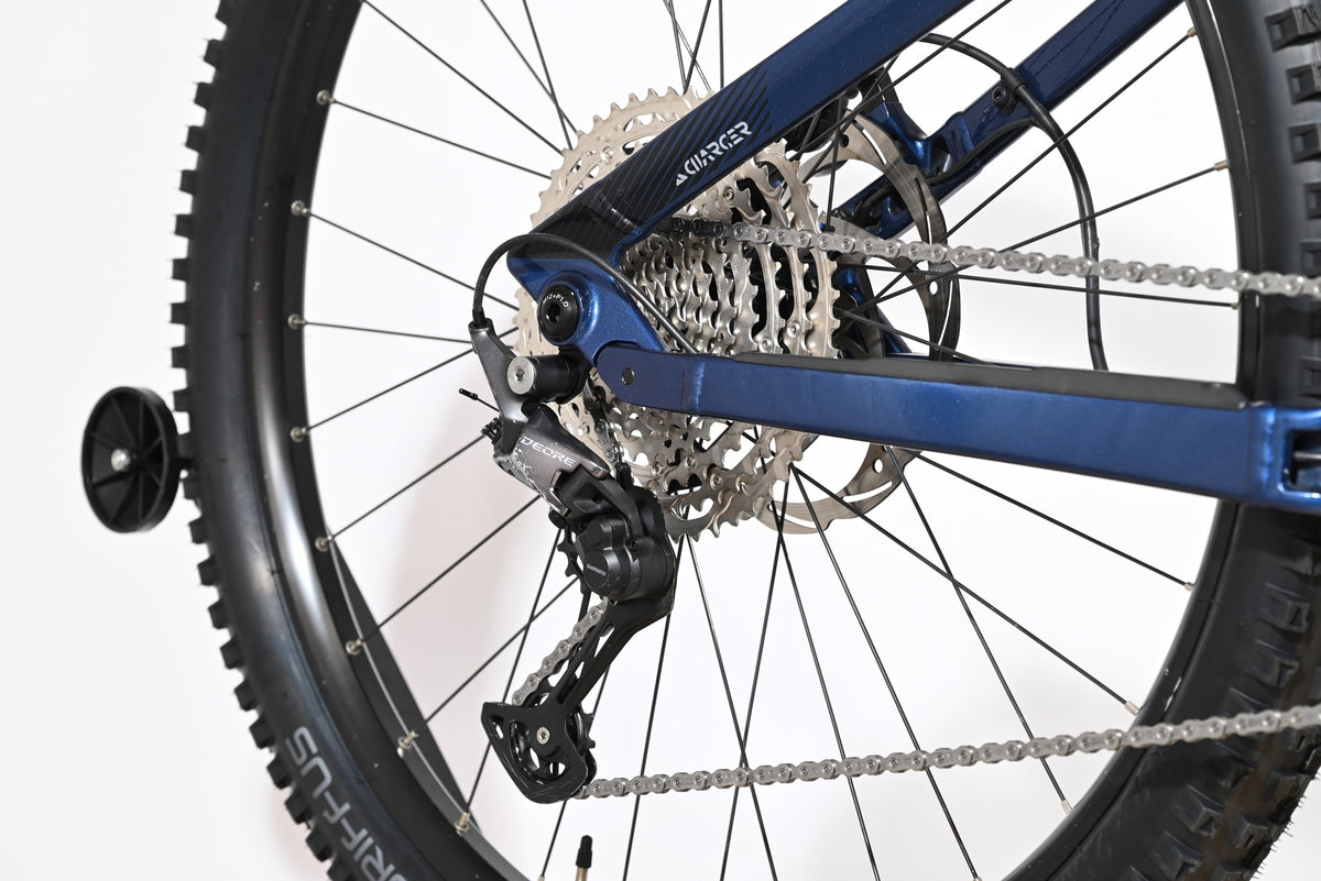 Gros plan sur la transmission arrière et le dérailleur Shimano Deore du vélo électrique Sunn Charger S1 Loop Sports