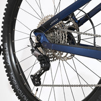 Gros plan sur la transmission Shimano Deore et la roue arrière du vélo électrique Loop Sports Sunn Charger S1 2025