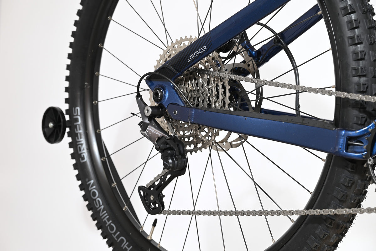 Gros plan sur la transmission Shimano Deore et la roue arrière du vélo électrique Loop Sports Sunn Charger S1 2025