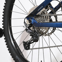 Gros plan sur la transmission arrière et le dérailleur Shimano Deore du vélo électrique Sunn Charger S1 Loop Sports
