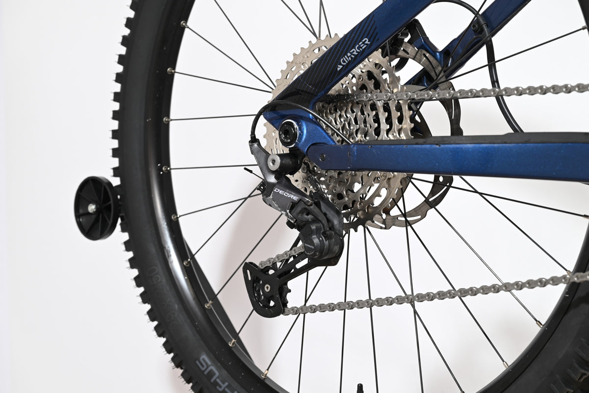 Gros plan sur la transmission arrière et le dérailleur Shimano Deore du vélo électrique Sunn Charger S1 Loop Sports