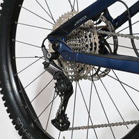 Transmission arrière Shimano Deore sur vélo électrique Sunn Charger S1 bleu de Loop Sports