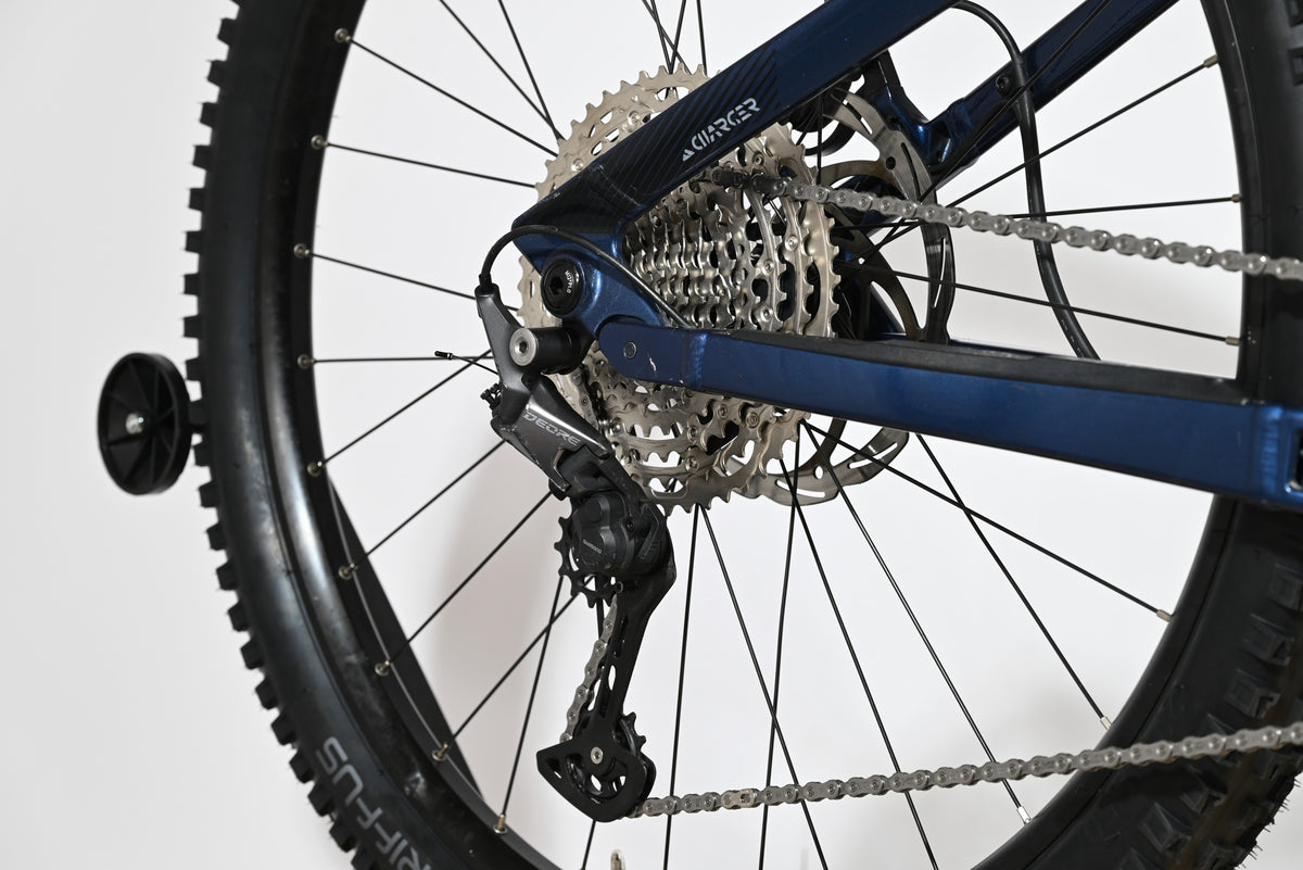 Transmission arrière Shimano Deore sur vélo électrique Sunn Charger S1 bleu de Loop Sports