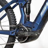 Gros plan sur le cadre bleu et le moteur électrique du vélo tout-terrain Loop Sports Sunn Charger S1 avec amortisseur