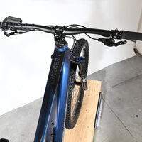 Vue plongeante sur le guidon et le cadre bleu du vélo électrique Sunn Charger S1 2025 de Loop Sports