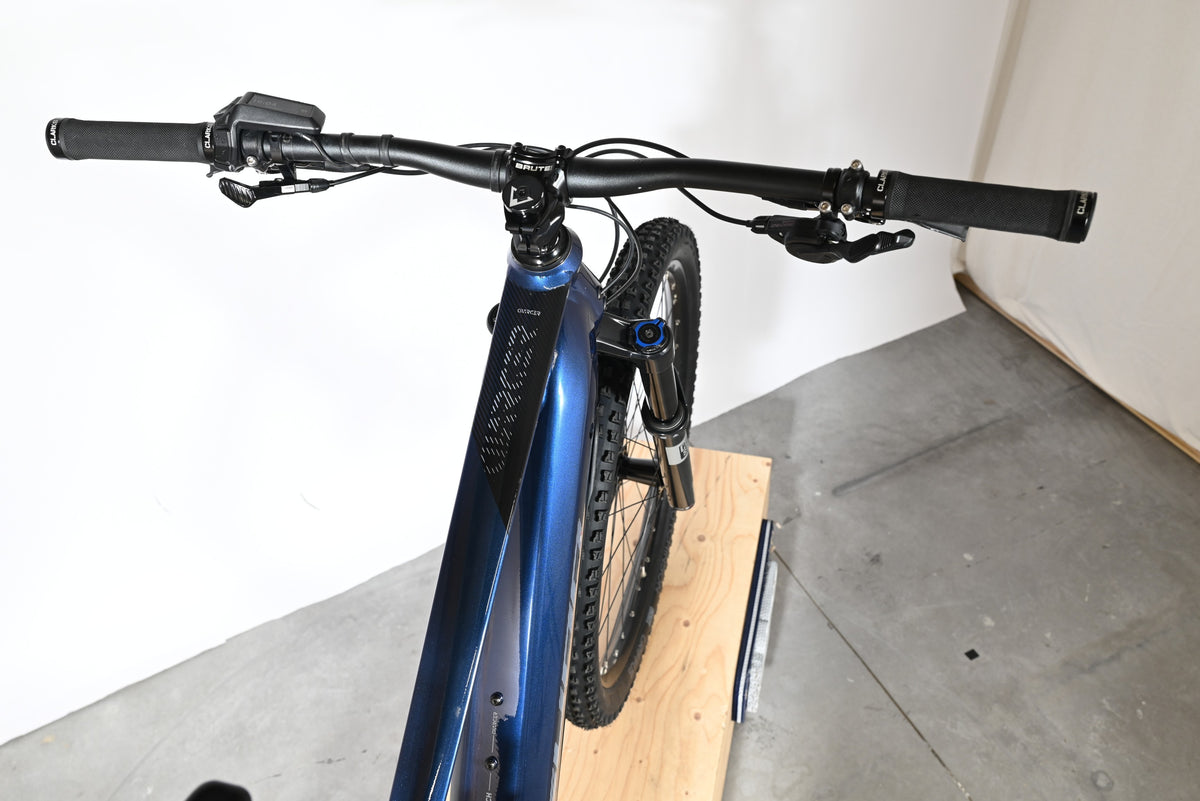 Vue plongeante sur le guidon et le cadre bleu du vélo électrique Sunn Charger S1 2025 de Loop Sports
