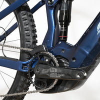 Gros plan sur le cadre bleu du vélo électrique Sunn Charger S1 2025 de Loop Sports avec amortisseur RockShox