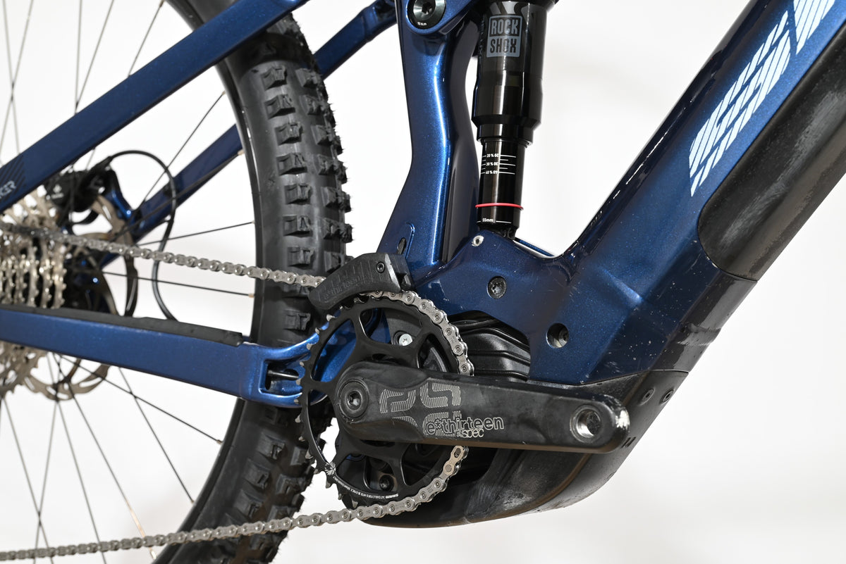 Gros plan sur le cadre bleu du vélo électrique Sunn Charger S1 2025 de Loop Sports avec amortisseur RockShox