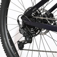 Gros plan sur la transmission arrière et le dérailleur Shimano Cues du vélo électrique Loop Sports Sunn Rage S1 2025