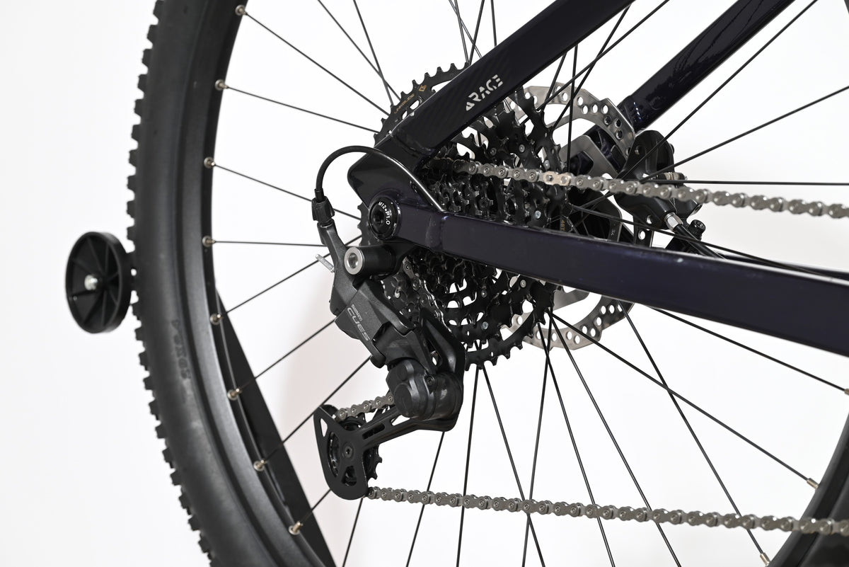 Gros plan sur la transmission arrière et le dérailleur Shimano Cues du vélo électrique Loop Sports Sunn Rage S1 2025