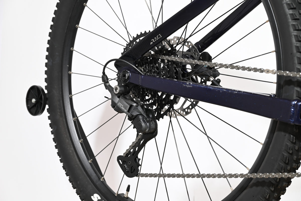 Transmission arrière et dérailleur Shimano Cues sur vélo électrique Sunn Rage S1 2025 de Loop Sports