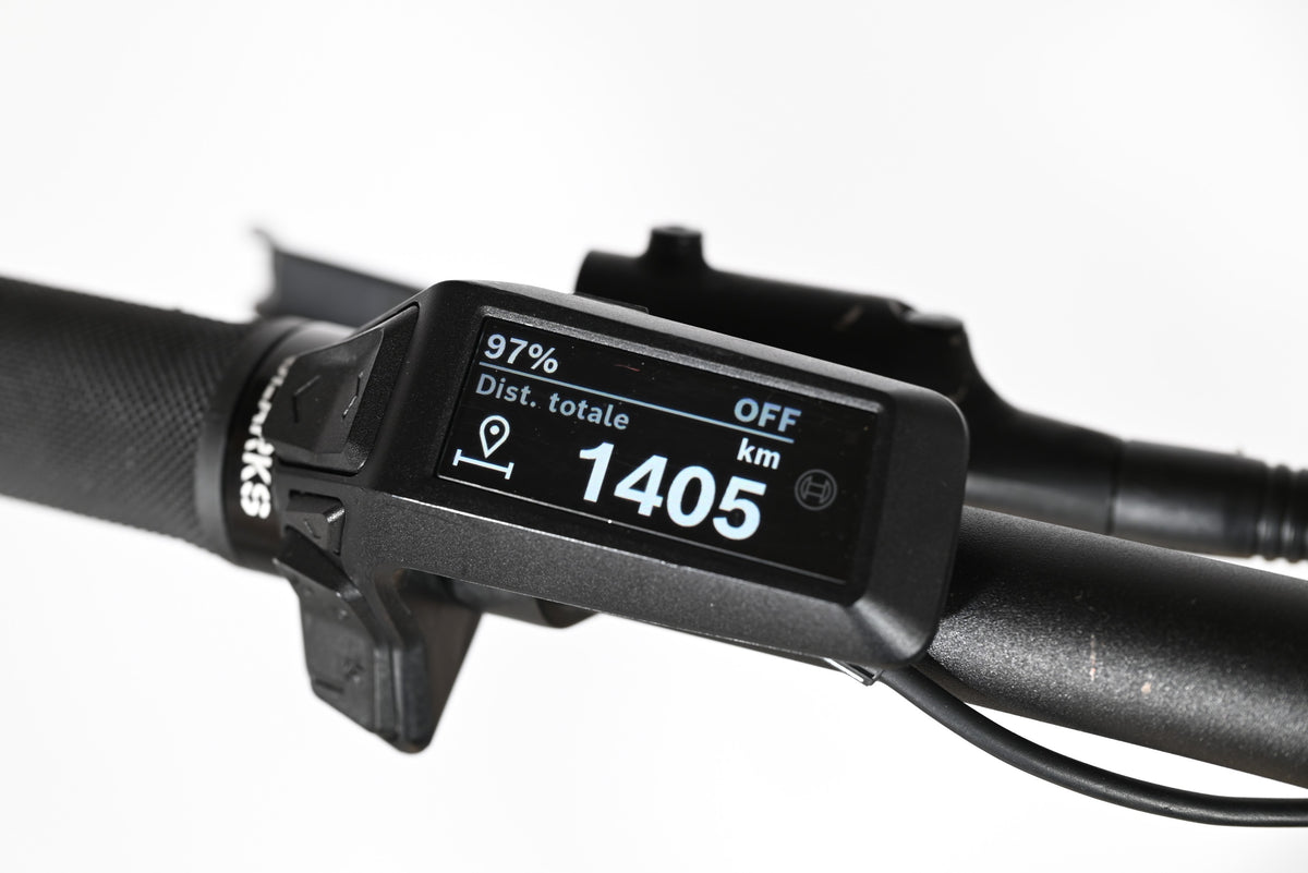 Écran de contrôle Bosch noir sur le guidon d'un vélo électrique Sunn Rage S1 chez Loop Sports affichant 1405 km