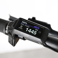 Écran de contrôle Bosch sur guidon de vélo électrique Sunn Rage S1 Loop Sports affichant 1445 km