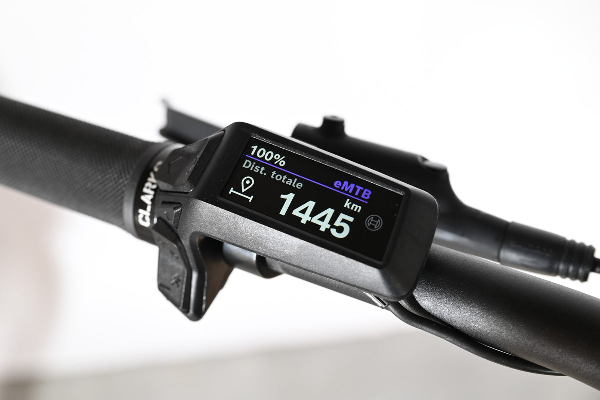 Écran de contrôle Bosch sur guidon de vélo électrique Sunn Rage S1 Loop Sports affichant 1445 km