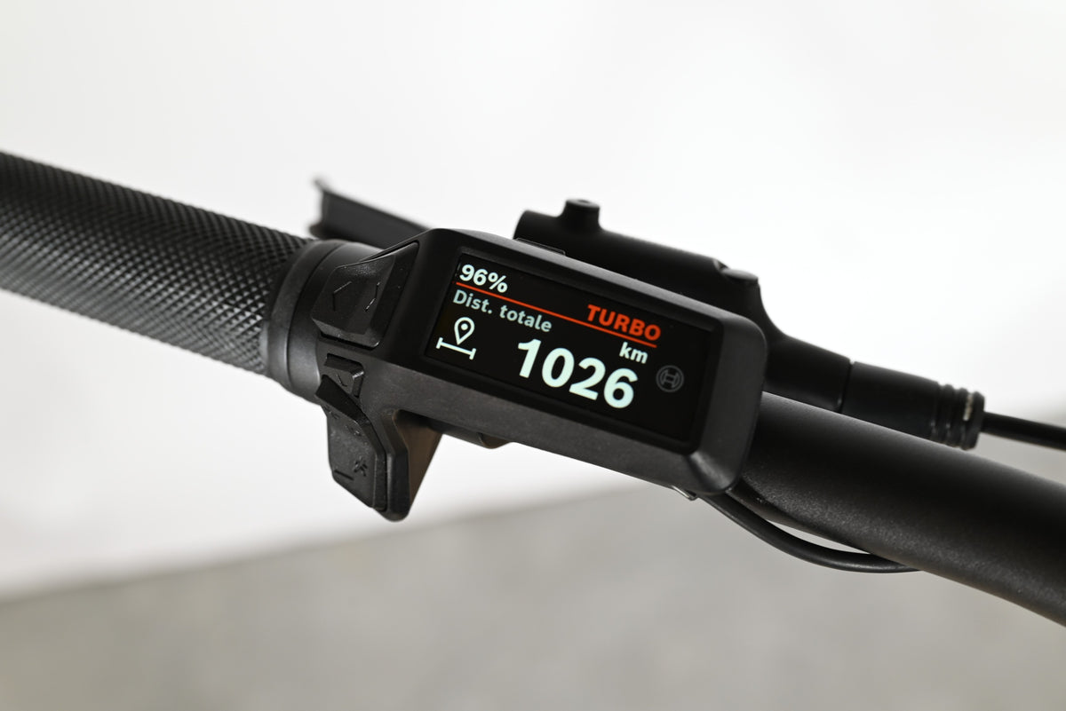 Écran de contrôle Bosch d'un vélo électrique Sunn Rage S1 Loop Sports affichant 1026 km et le mode Turbo