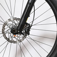 Gros plan sur le frein à disque hydraulique et la fourche noire du vélo électrique Sunn Rage S1 chez Loop Sports