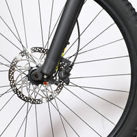 Gros plan sur le frein à disque hydraulique et la roue avant du vélo électrique Sunn Rage S1 chez Loop Sports