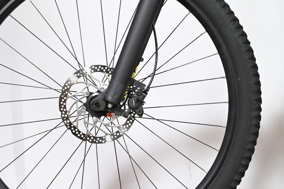 Gros plan sur le frein à disque hydraulique et la roue avant du vélo électrique Sunn Rage S1 chez Loop Sports