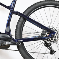 Gros plan sur le cadre bleu marine et le moteur Bosch Performance Line du vélo électrique Sunn Rage S1 de Loop Sports