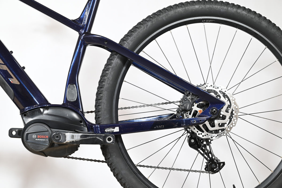 Gros plan sur le cadre bleu marine et le moteur Bosch Performance Line du vélo électrique Sunn Rage S1 de Loop Sports
