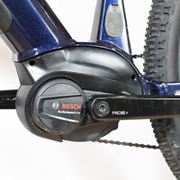 Moteur électrique Bosch Performance Line sur cadre bleu brillant du vélo électrique Sunn Rage S1 chez Loop Sports