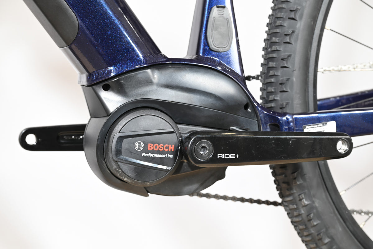 Moteur électrique Bosch Performance Line sur cadre bleu brillant du vélo électrique Sunn Rage S1 chez Loop Sports
