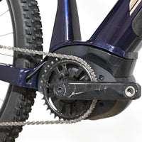 Gros plan sur le moteur électrique et le pédalier du vélo électrique Sunn Rage S1 de Loop Sports en bleu marine