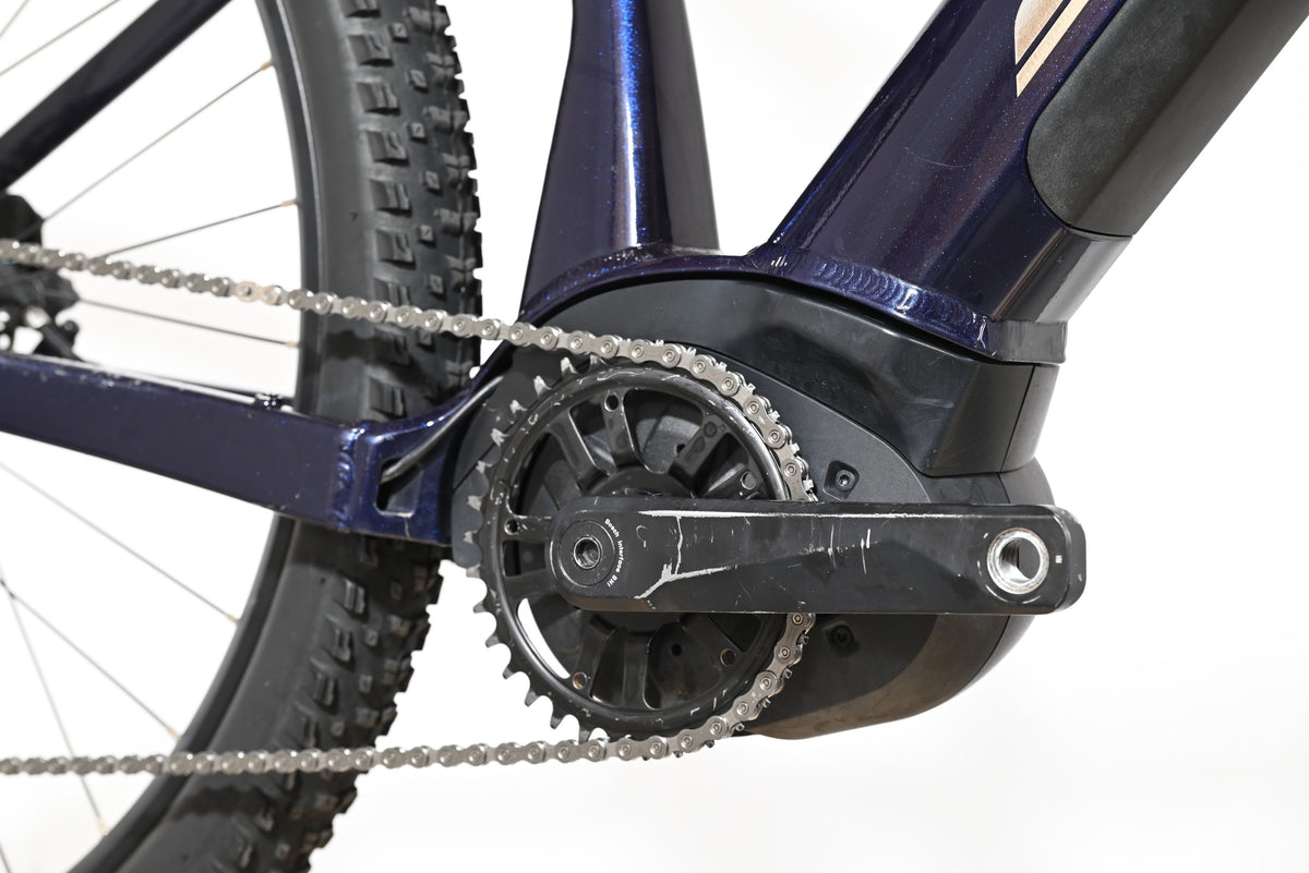 Gros plan sur le moteur électrique et le pédalier du vélo électrique Sunn Rage S1 de Loop Sports en bleu marine