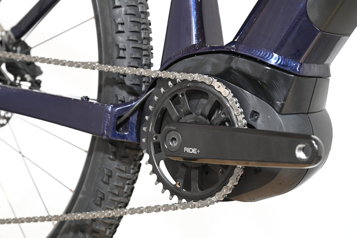 Gros plan sur le moteur électrique et le pédalier Ride+ du vélo électrique Sunn Rage S1 2025 de Loop Sports