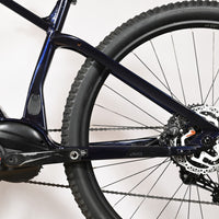 Gros plan sur le cadre bleu marine et le moteur Bosch Performance Line du vélo électrique Sunn Rage S1 Loop Sports