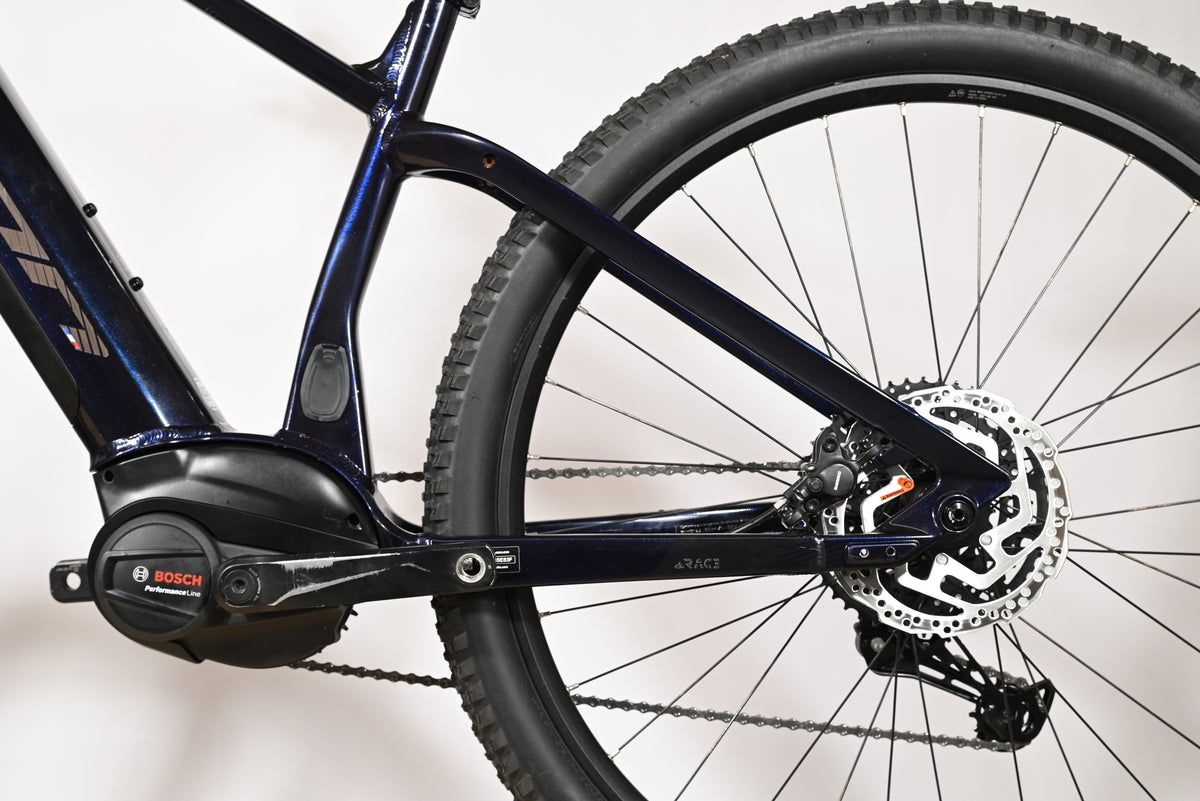 Gros plan sur le cadre bleu marine et le moteur Bosch Performance Line du vélo électrique Sunn Rage S1 Loop Sports