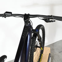 Vue de dessus du guidon et du cadre bleu foncé du vélo électrique Sunn Rage S1 2025 chez Loop Sports