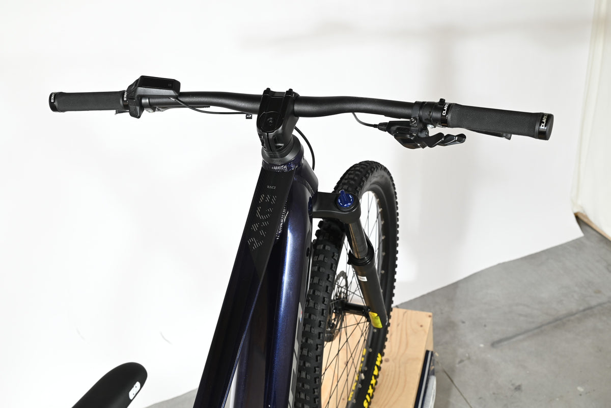 Vue de dessus du guidon et du cadre bleu foncé du vélo électrique Sunn Rage S1 2025 chez Loop Sports