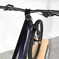 Vue plongeante sur le guidon et le cadre bleu nuit du vélo électrique Sunn Rage S1 2025 chez Loop Sports