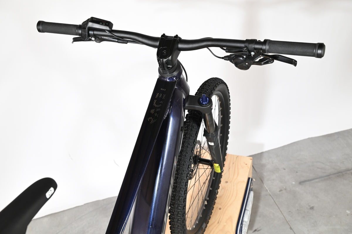 Vue plongeante sur le guidon et le cadre bleu nuit du vélo électrique Sunn Rage S1 2025 chez Loop Sports
