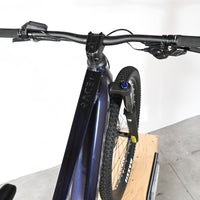 Vue plongeante sur le guidon et le cadre violet brillant du VTT électrique Sunn Rage S1 2025 chez Loop Sports