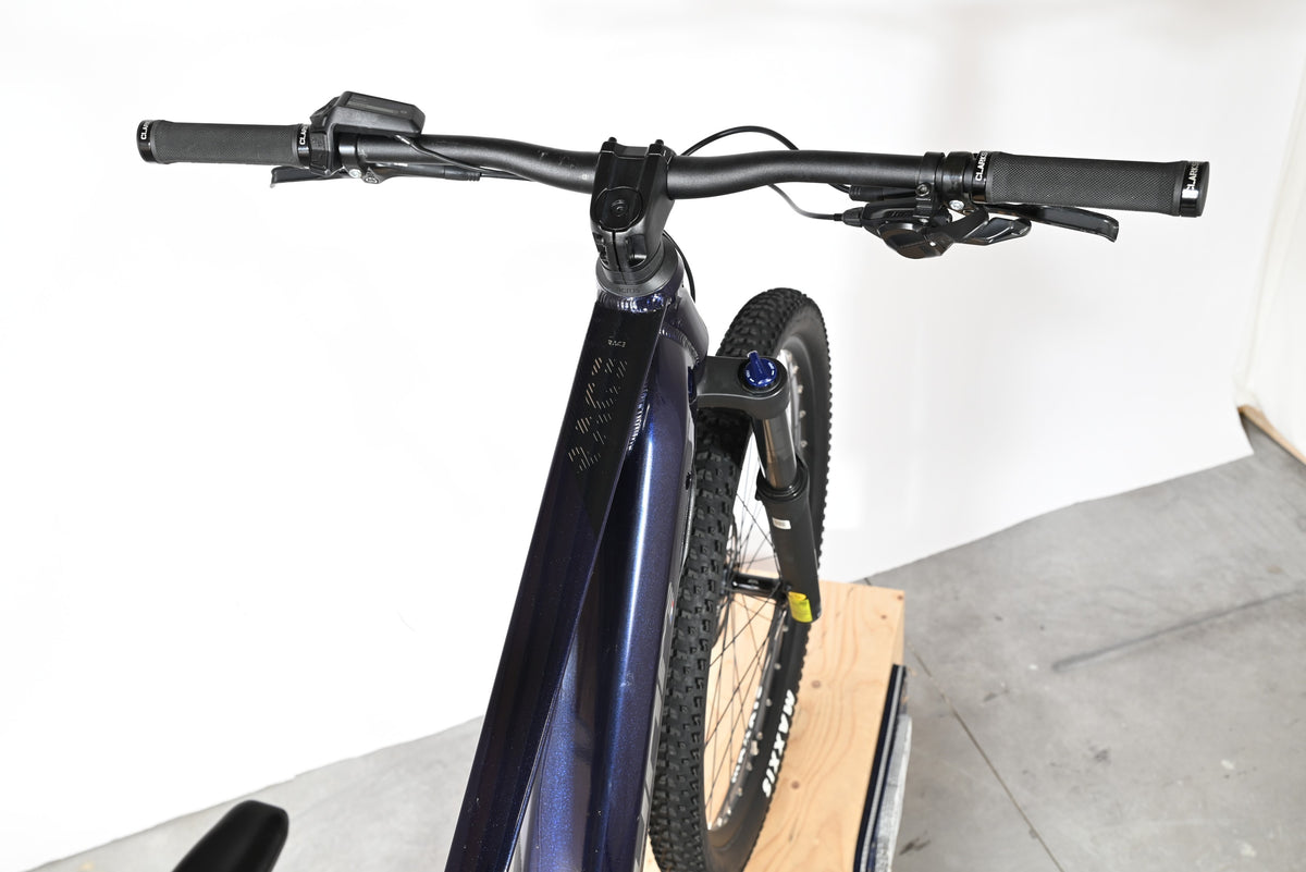 Vue plongeante sur le guidon et le cadre violet brillant du VTT électrique Sunn Rage S1 2025 chez Loop Sports