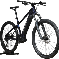 VTT électrique Sunn Rage S1 2025 bleu foncé de Loop Sports sur support en bois