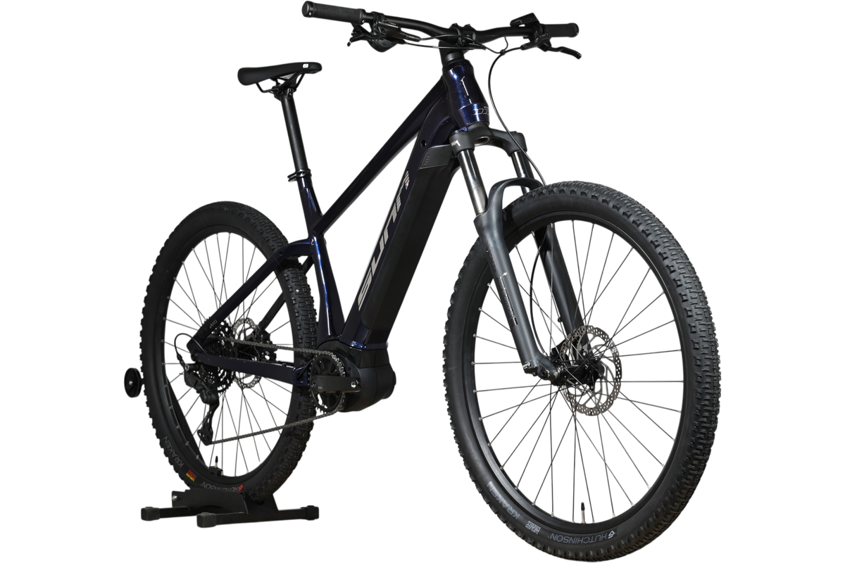 VTT électrique Sunn Rage S1 2025 bleu foncé de Loop Sports sur support en bois