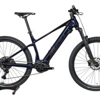 VTT électrique Sunn Rage S1 2025 bleu marine de Loop Sports sur un support en bois