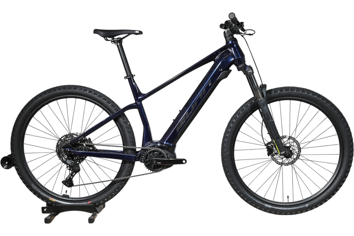 VTT électrique Sunn Rage S1 2025 bleu marine de Loop Sports sur un support en bois
