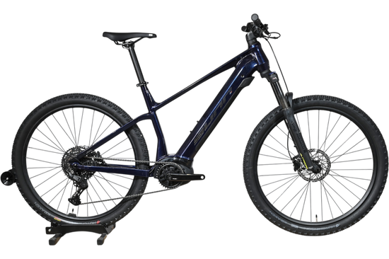 VTT électrique Sunn Rage S1 2025 bleu marine de Loop Sports sur un support en bois