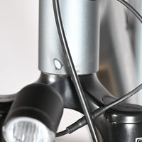 Gros plan sur le cadre gris et la fourche noire du vélo électrique Loop Sports Tenways CGO800S avec phare avant