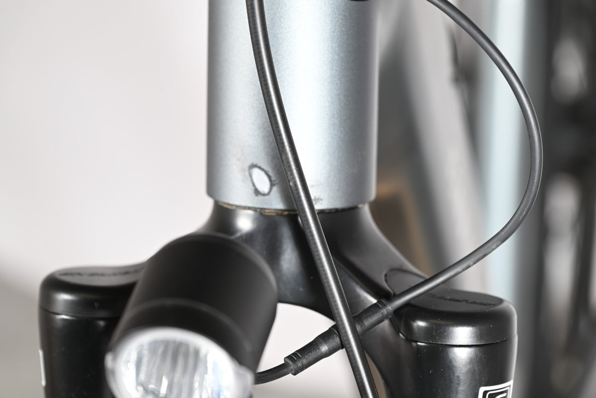 Gros plan sur le cadre gris et la fourche noire du vélo électrique Loop Sports Tenways CGO800S avec phare avant